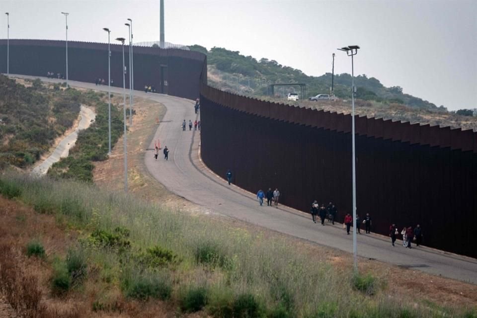 Migrantes y solicitantes de asilo caminan a lo largo de la frontera entre México y Estados Unidos el 5 de junio.