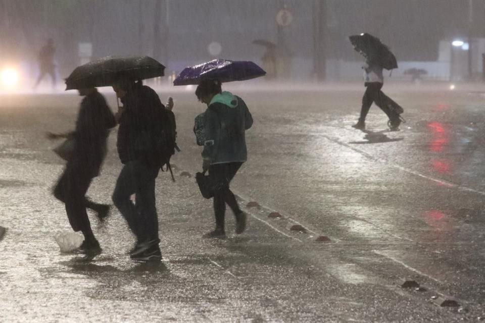 'Se activa Alerta Roja por persistencia de lluvias fuertes para este miércoles en Álvaro Obregón, Cuajimalpa, Gustavo A. Madero, Magdalena Contreras, Milpa Alta y Tlalpan', indicó la SGIRPC.