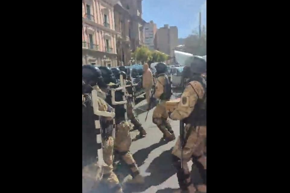 Un grupo de militares con tanquetas se desplegó en la Plaza Murillo, de la Paz, denunció el Presidente de Bolivia, Luis Arce.