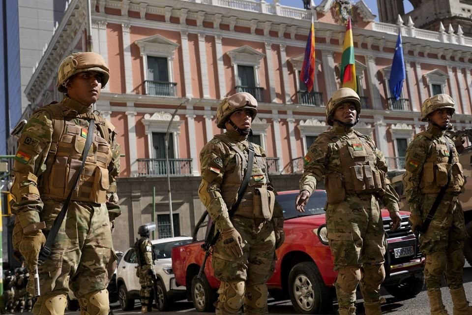 Soldados hacen guardia afuera del Palacio Presidencial en la Plaza Murillo, en La Paz, Bolivia.