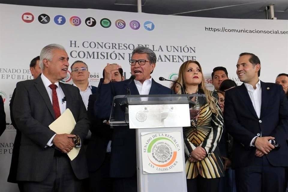 Claudia Delgadillo en el Senado, acompañada de Moreal, Narro y otros legisladores de Morena, PT y PVEM.