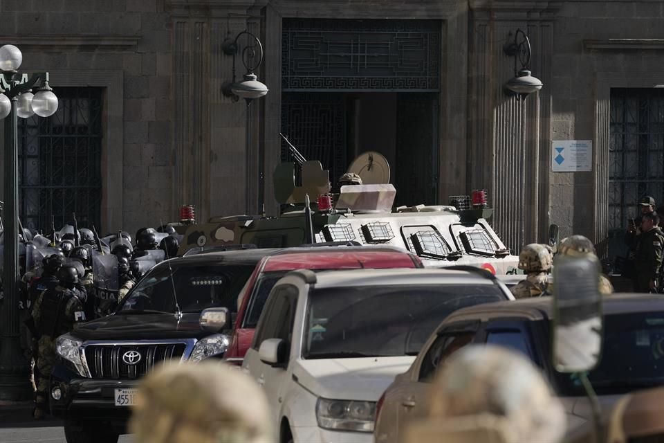 Soldados del Ejército boliviano, liderados por un General, ingresaron al Palacio de Gobierno en un intento de Golpe de Estado.