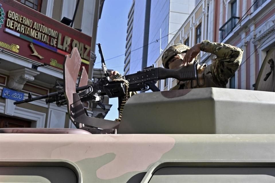 Un soldado arriba de una tanque en la Plaza de Armas, en La Paz.