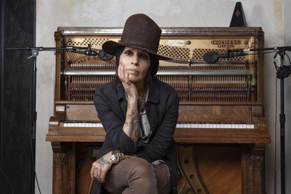 La cantautora Linda Perry quiere conectar con el mercado latino a través de sus raíces brasileñas con el fin de experimentar algo nuevo.