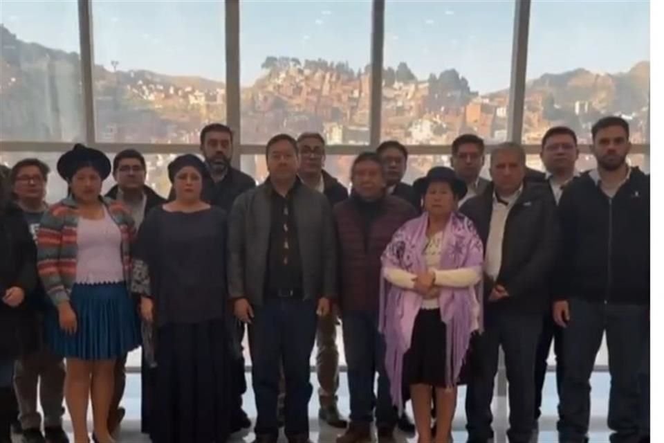 Reunido con su Gabinete en Casa de Gobierno, el Presidente de Bolivia llamó al pueblo a manifestarse y movilizarse; 'estamos firmes', dijo.