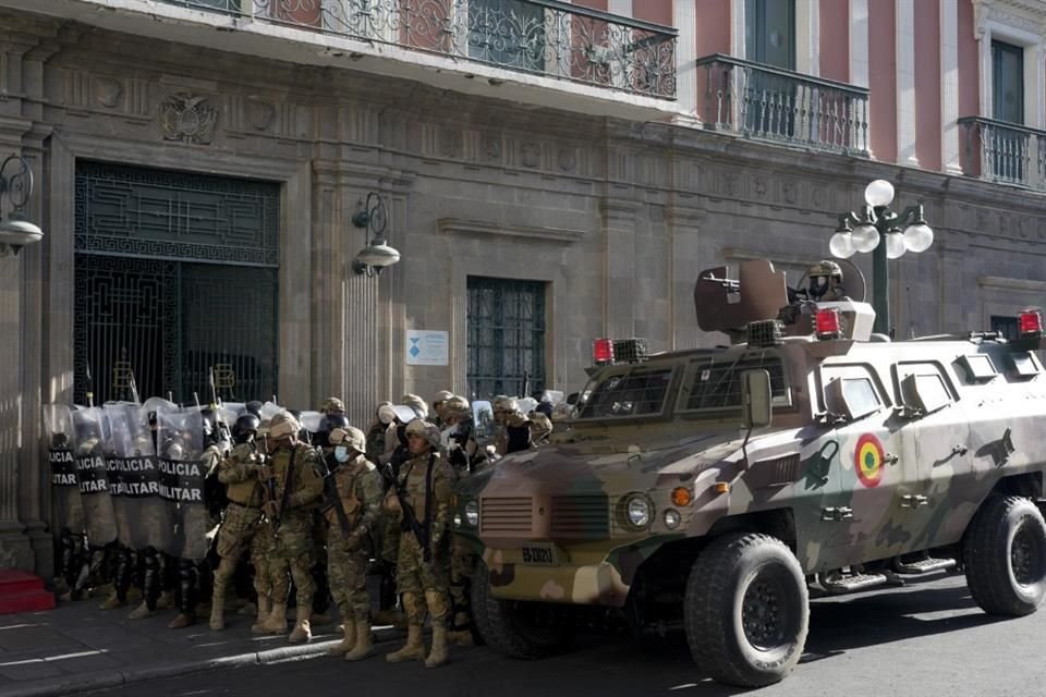 Un vehículo militar afuera del Palacio de Gobierno en la Plaza Murillo, en La Paz, Bolivia.