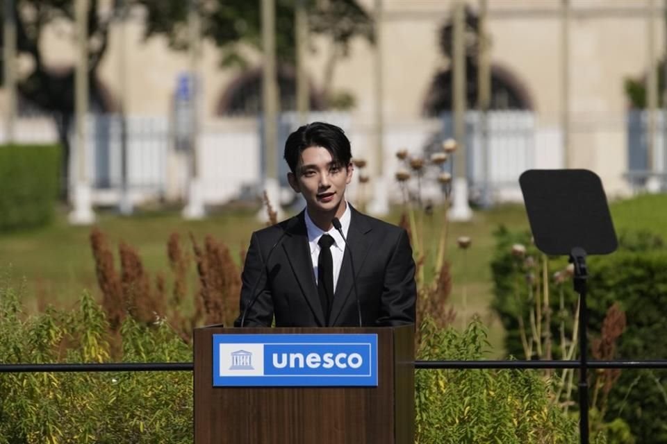 Joshua, integrante de la agrupación, rindió un discurso durante la ceremonia.