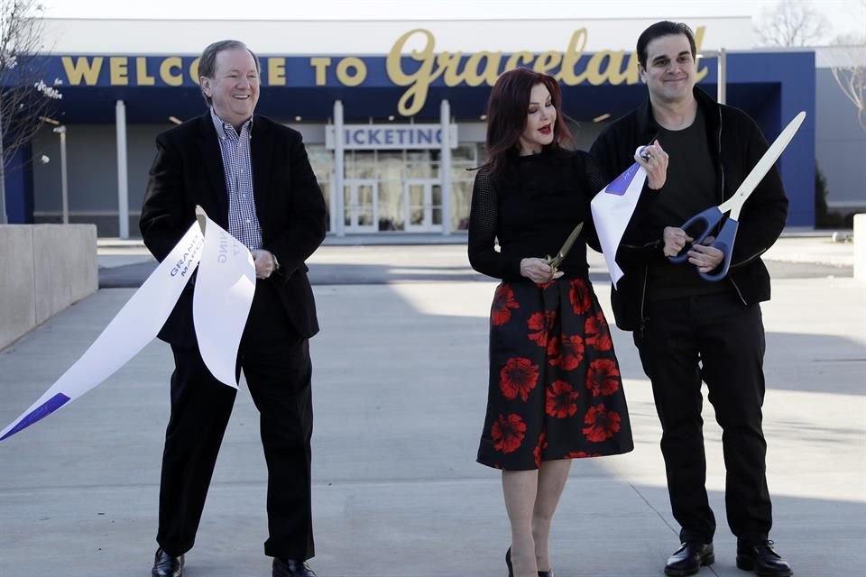 Graceland abrió sus puertas como museo y atracción turística en 1982 y atrae a cientos de miles de visitantes cada año.