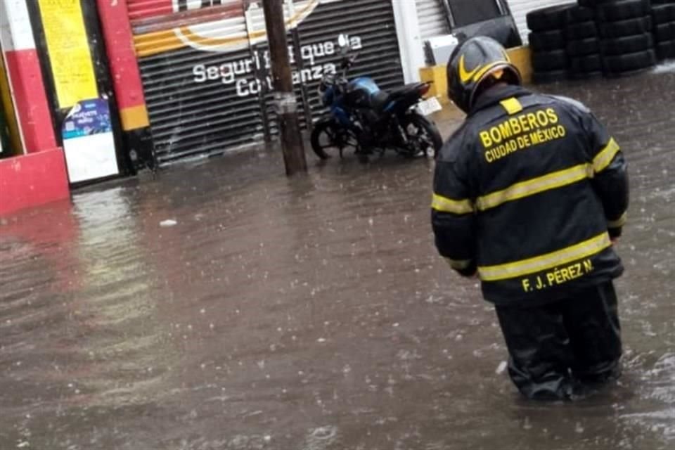 Bomberos atienden un encharcamiento en Ermita Iztapalapa.