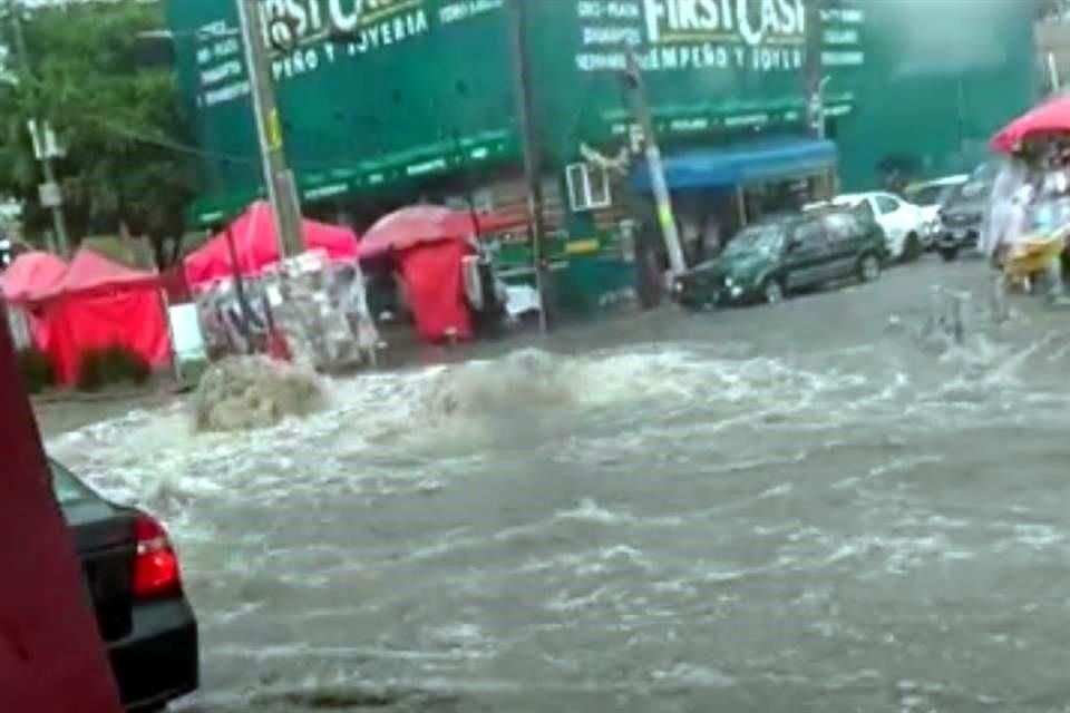 Servicios de emergencia también trabajan en un encharcamiento en Avenida las Torres.