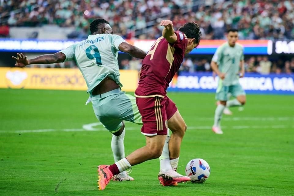 Julián Quiñones cometió la falta sobre Jon Aramburu que provocó el penal para Venezuela.