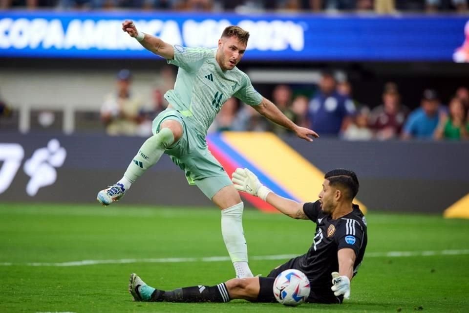 Santiago Giménez falló una de las más grandes oportunidades en el primer tiempo.