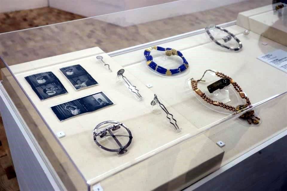 La exposición reúne cerca de 150 piezas, entre obras de la colección del Museo Tamayo, retratos, dibujos, fotografías, objetos personales y materiales de Olga Tamayo.