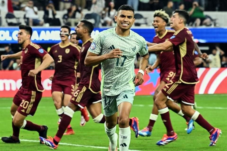 Pineda falló un penal cerca del final.