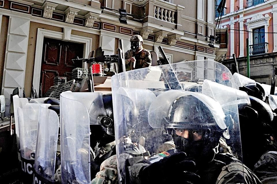 Con tanquetas y autos blindados, un grupo de militares, encabezados por el General Juan José Zúñiga, ocupó la Plaza Murillo, frente a la sede del Gobierno boliviano.