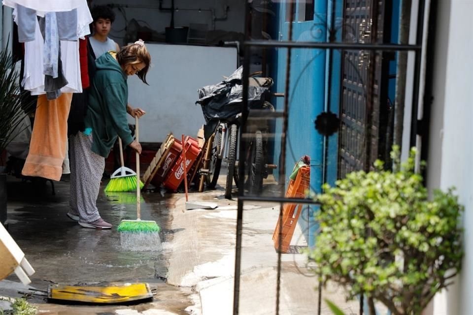 Para evitar tantas inundaciones, vecinos de San José han comprado bombas portátiles para desalojar las aguas.