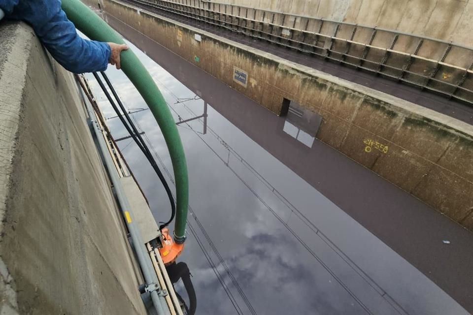 Hacia las 10:00 horas, el Metro detalló que un millón y medio de litros de agua habían sido retirados de la zona de vías en un tramo de la Línea A.