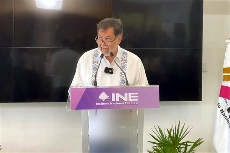 Fernández Noroña en conferencia de prensa en el INE.