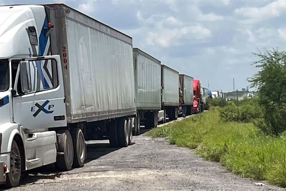Los Agricultores manifestantes al inicio estaban dejando pasar autos ligeros, pero los traileros atravesaron unidades y taparon la carreteras.