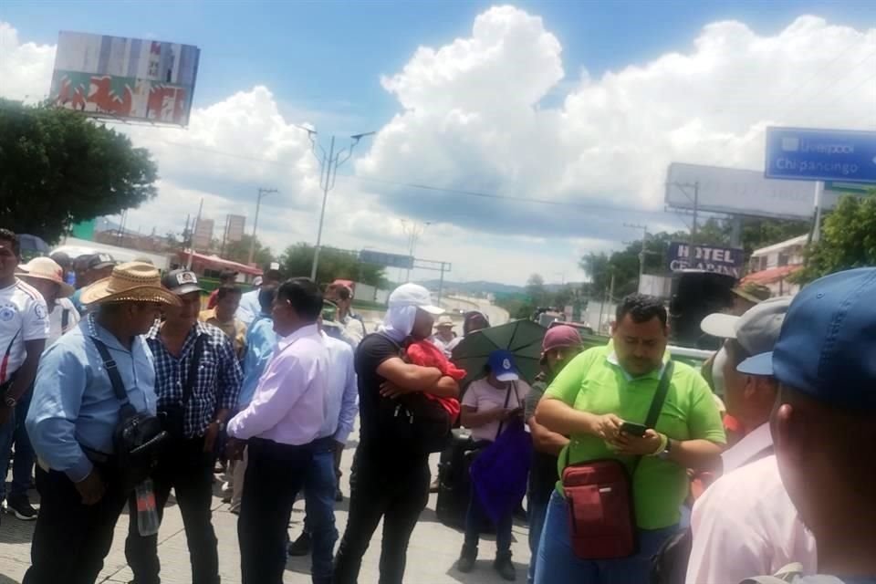 El cierre total de la Autopista del Sol es a la altura del punto conocido como Parador del Marqués, al sur de Chilpancingo.