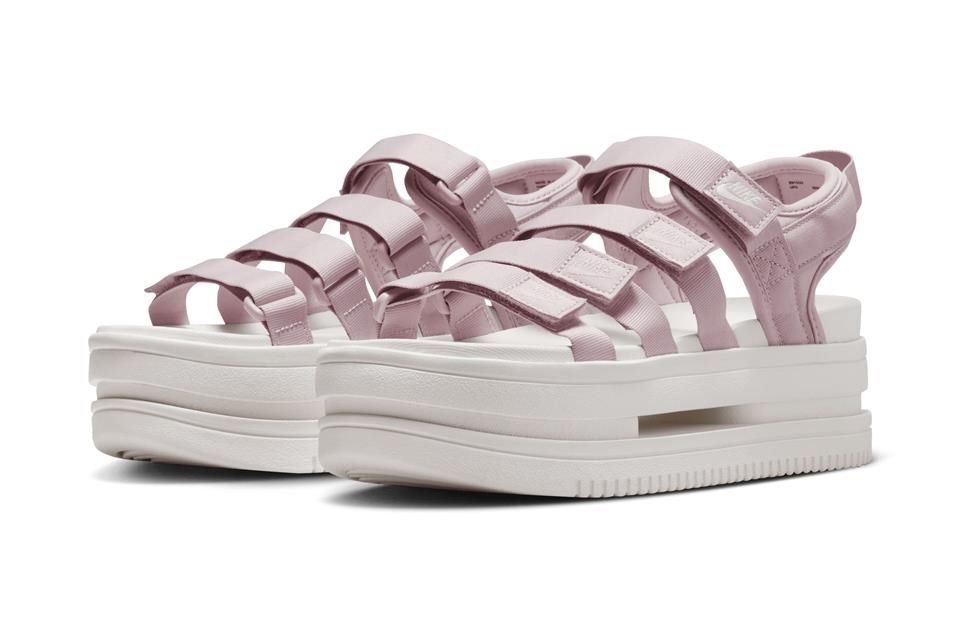 Las sandalias Nike Icon Classic se caracterizan por su estilo femenino y plataformas altas.