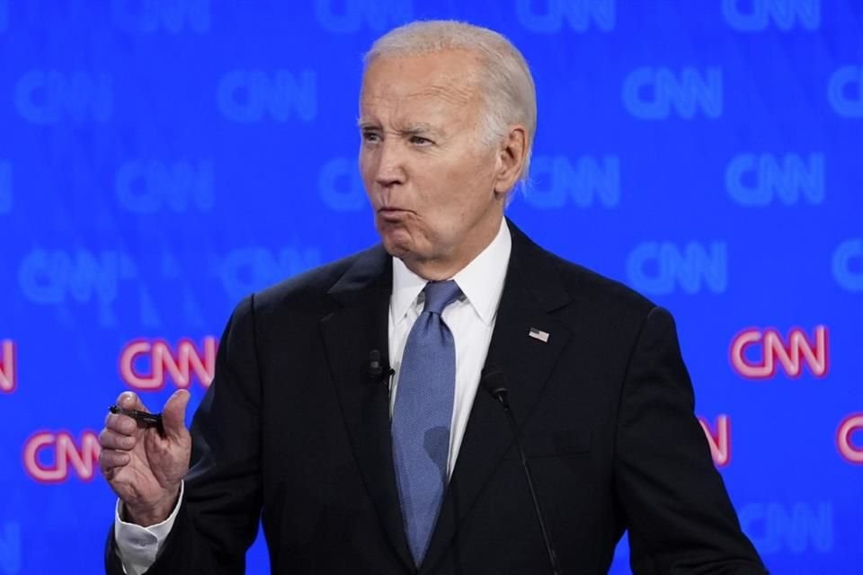 El Presidente Joe Biden habla durante el primer debate presidencial en Georgia.