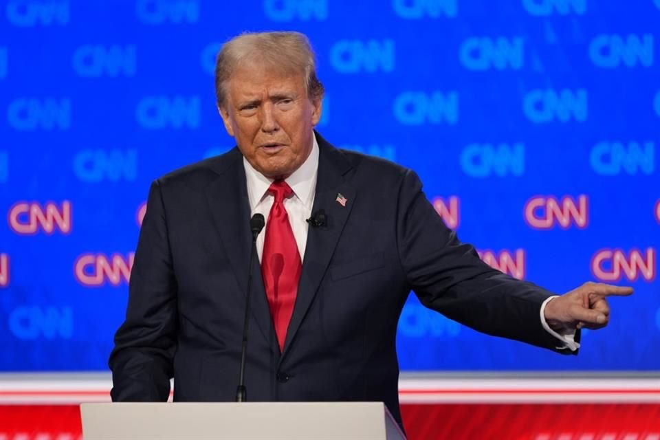 El ex Presidente Donald Trump durante el debate presidencial en Georgia.