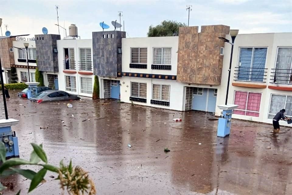 San Martín Cuautlalpan, uno de los 12 pueblos del Municipio de Chalco, registró inundaciones por el desbordamiento de un canal.