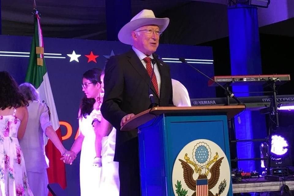 Ken Salazar, Embajador de Estados Unidos.