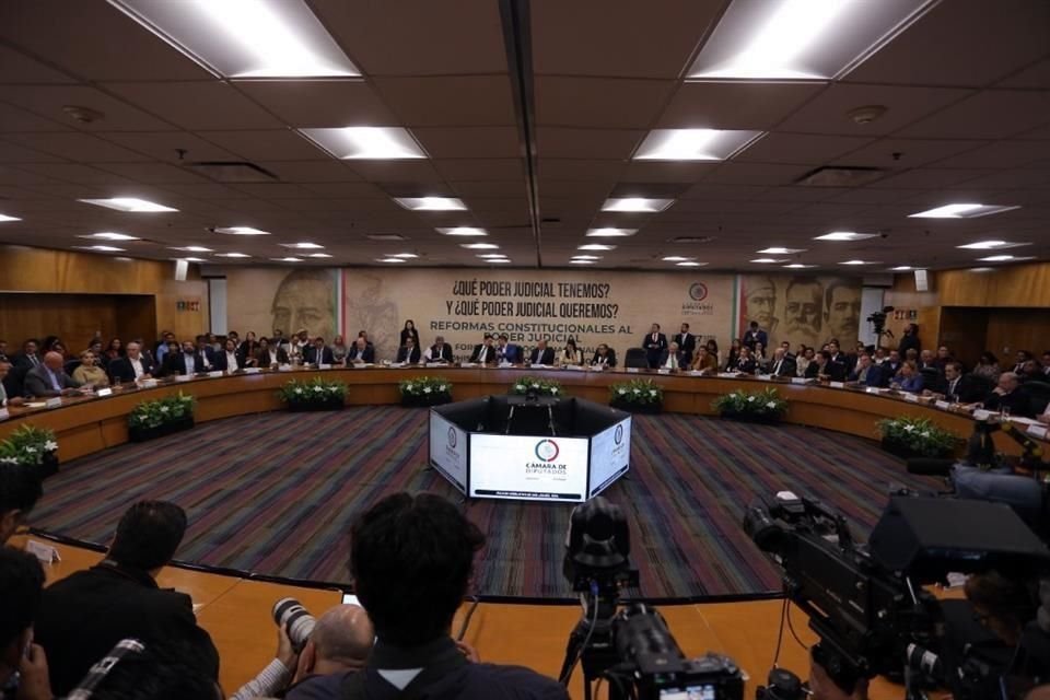Primera mesa de Diálogos Nacionales sobre la Reforma Constitucional al Poder Judicial, realizado en el salón de protocolo de la Cámara de Diputados.