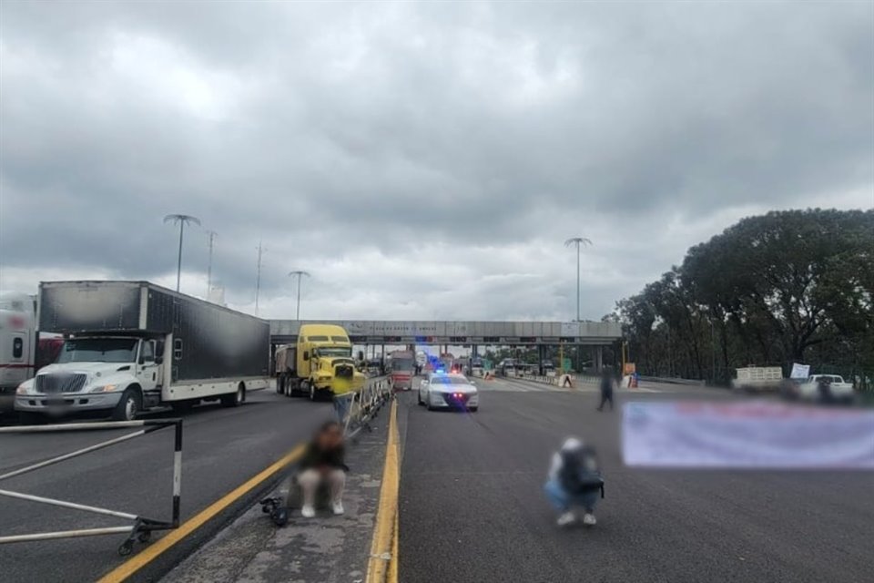 Transportistas bloquean la carretera Puebla-Orizaba en Amozoc; exigen el pago de 90 mdp por traslado de materiales para el Tren Maya.