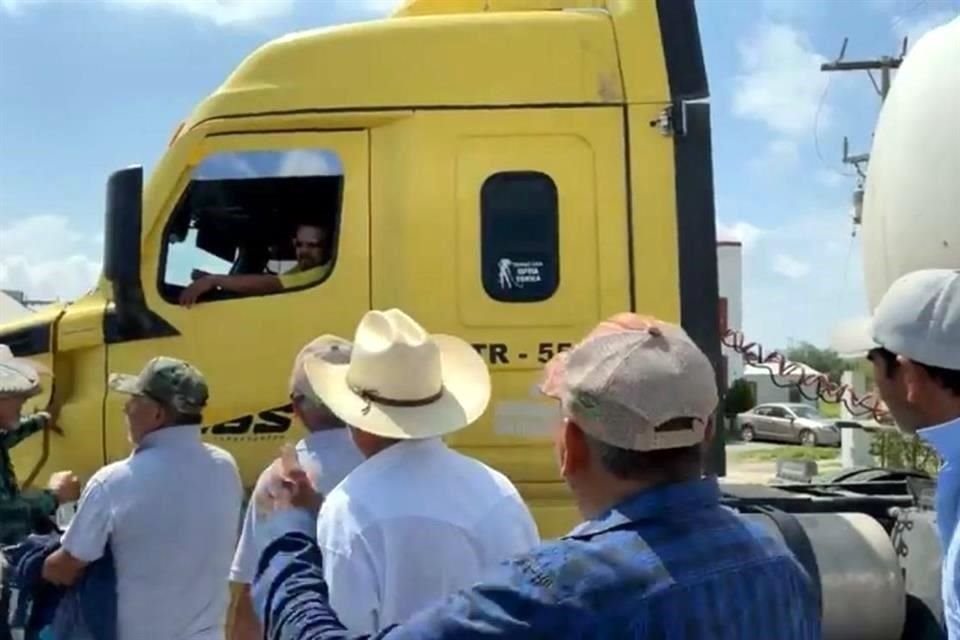 Agricultores enfrentaron a traileros que intentaron burlar el bloqueo instalado en la Carretera Victoria-Matamoros.