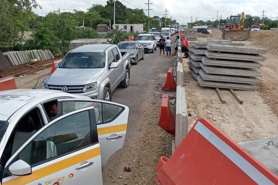 Transportistas exigen pagos de proveedores de materiales del Tren Maya.