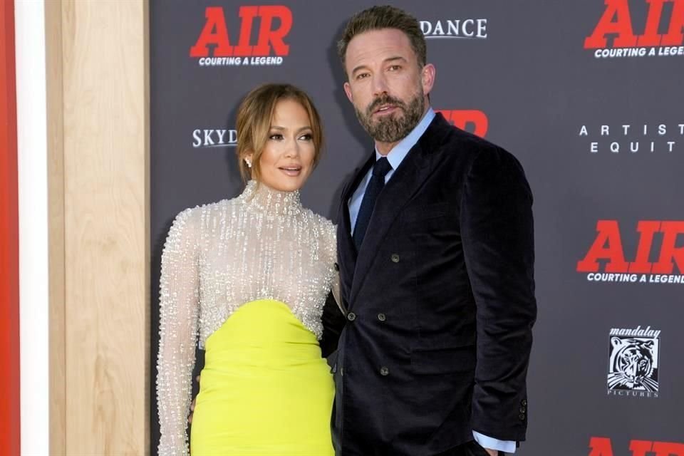 Allegados aseguran que Ben Affleck sacó sus pertenencias de la mansión en la que vivía con Jennifer Lopez.