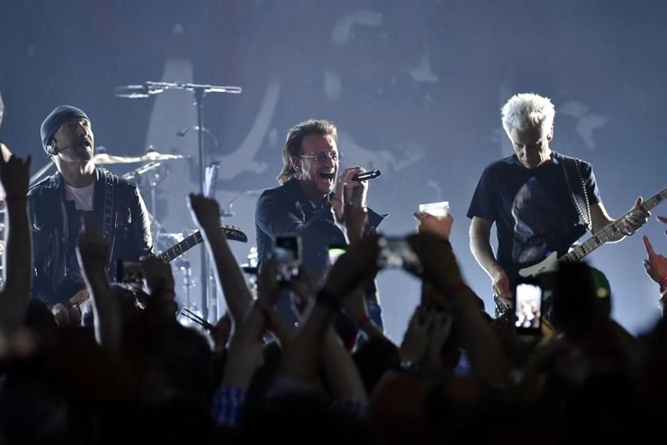 La agrupación U2 sorprendió a Taylor Swift al enviarle un arreglo floral a manera de bienvenida a Dublín, donde realizará sus conciertos.