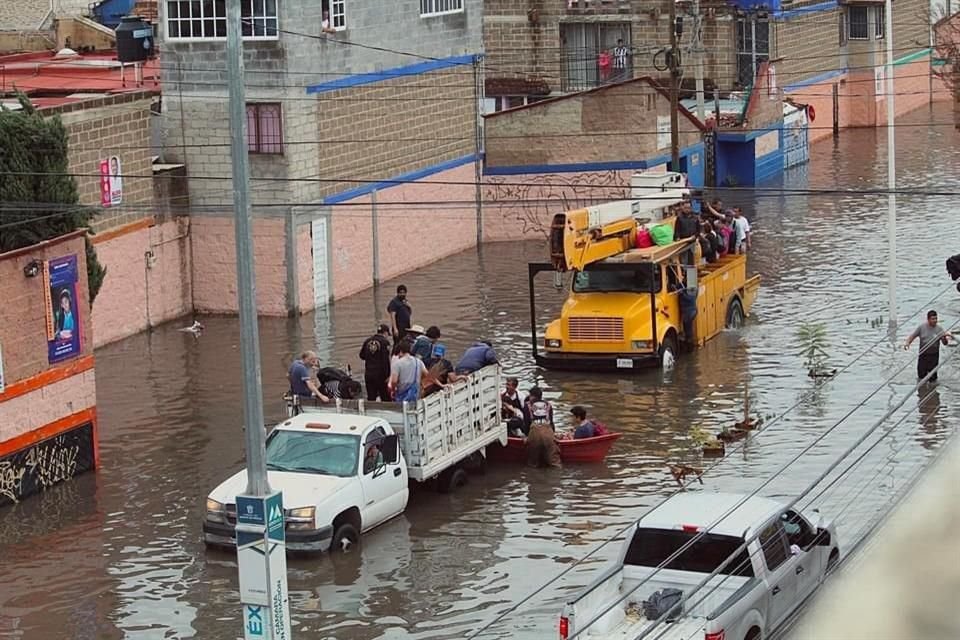 De acuerdo con vecinos de la Unidad Habitacional Rancho San Blas, la inundación fue causada por el desbordamiento de los canales de riego y un brazo del Río Cuautitlán.