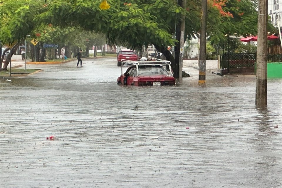 Zona de baja presión sobre Campeche provoca lluvias torrenciales en QR, Campeche, Chiapas y Yucatán; en Cancún se reportan inundaciones.