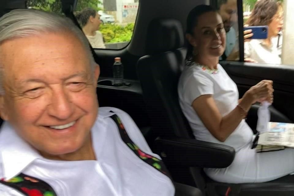 AMLO y Sheinbaum salieron de un hotel en Mérida  hacia base militar para una reunión privada.