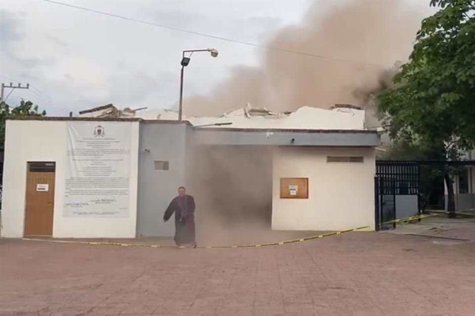 A nada quedaron los escombros de caer encima del sacerdote, pues se hallaba adentro de la zona de acordonamiento.