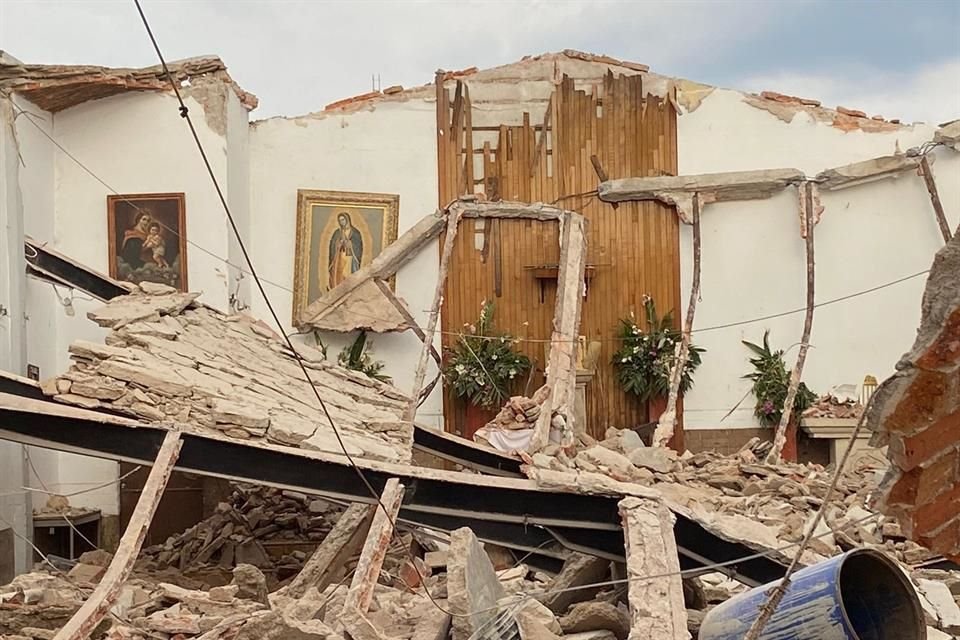 Tras un agrietamiento, colapsó el techo de la antigua parroquia de San José Obrero en Tala.