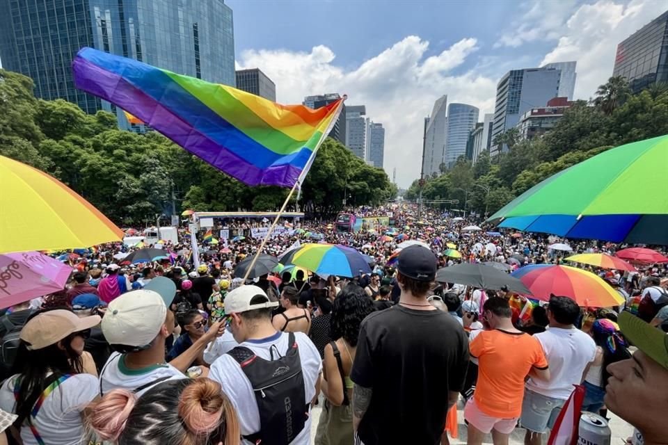 Miles de personas llenaron las calles de la CDMX con banderas de arcoíris en lo alto.