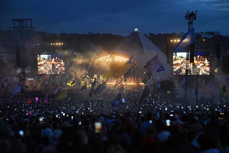 Coldplay apareció en el Pyramid Stage el cuarto día del festival de Glastonbury.