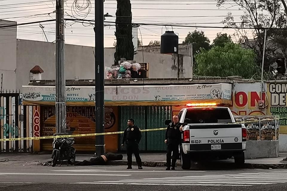 El hombre que manejaba la moto fue quien falleció y su copiloto intentó huir a pie, pero fue detenido por testigos. 