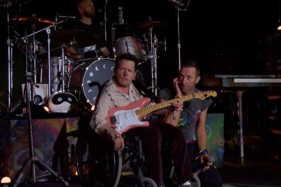 Michael J. Fox se unió a Coldplay en su actuación de este sábado en el Festival de Glastonbury; tocó los temas 'Humankind' y 'Fix You'.