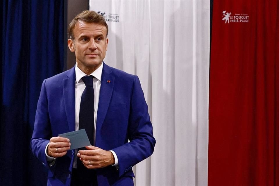 El Presidente Emmanuel Macron emitió su voto en el norte de Francia este 30 de junio del 2024.