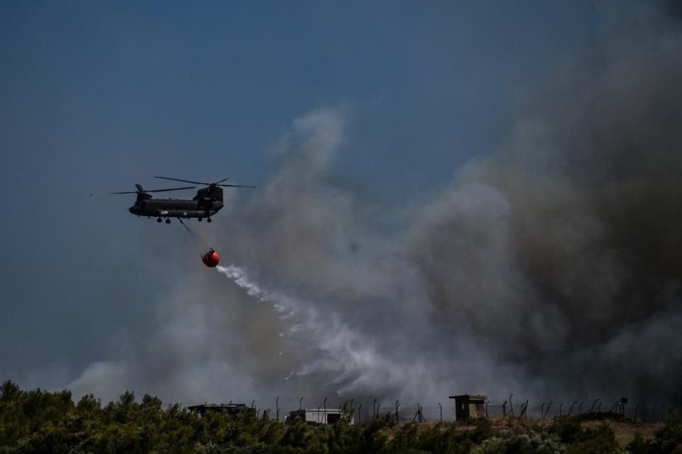 Un helicóptero rocía agua en un incendio cerca de Atenas, el 30 de junio del 2024.