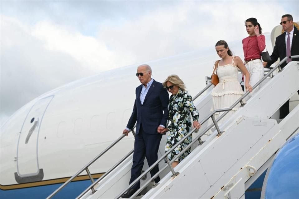 El Presidente Joe Biden desciende del Air Force One en compañía de su familia el 29 de junio del 2024.