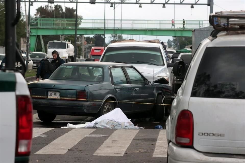 Una mujer murió en el lugar, mientras que un hombre fue trasladado al hospital.