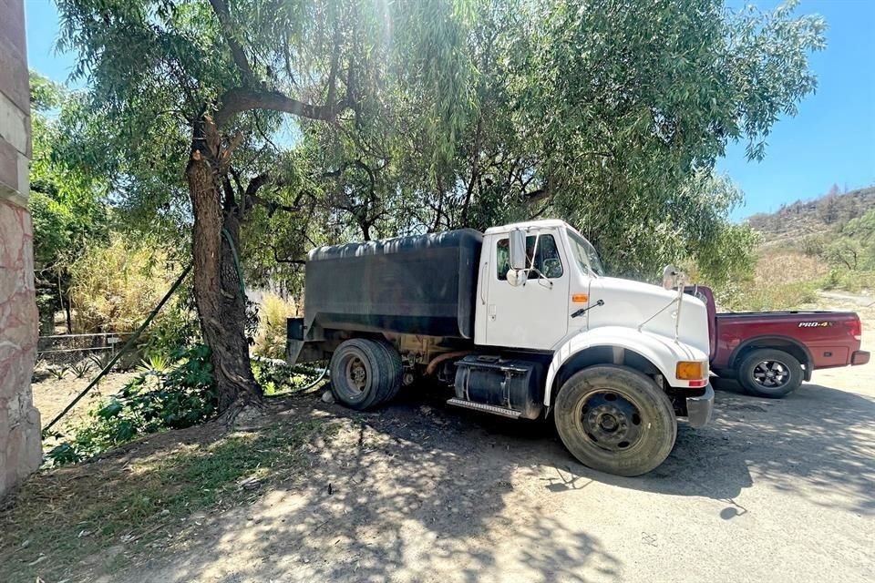 Una pipa se abastece irregularmente del río. El operador aseguró a REFORMA que la utilizan para riego.