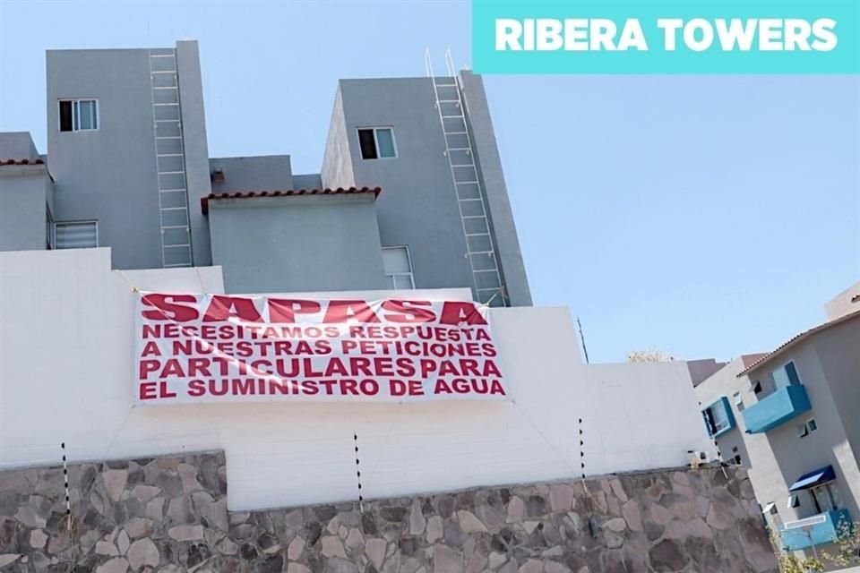 Al menos tres conjuntos habitacionales residenciales en Bosque Esmeralda muestran mantas que alertan sobre la falta del líquido y el boom inmobiliario en la zona.